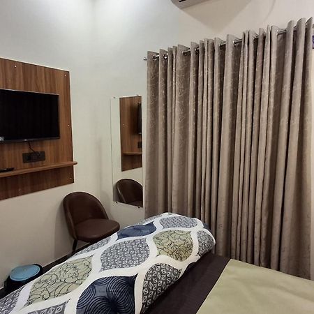 Shri Harihar Dham Hotel Mathura Ngoại thất bức ảnh