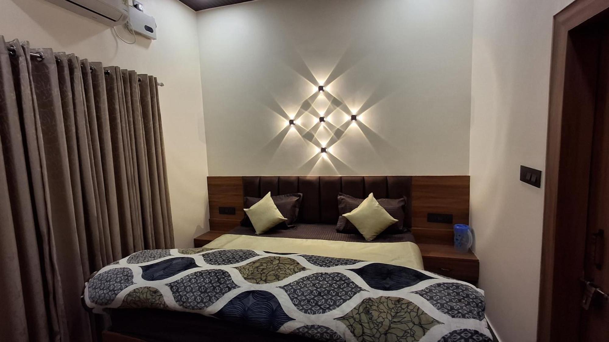 Shri Harihar Dham Hotel Mathura Ngoại thất bức ảnh