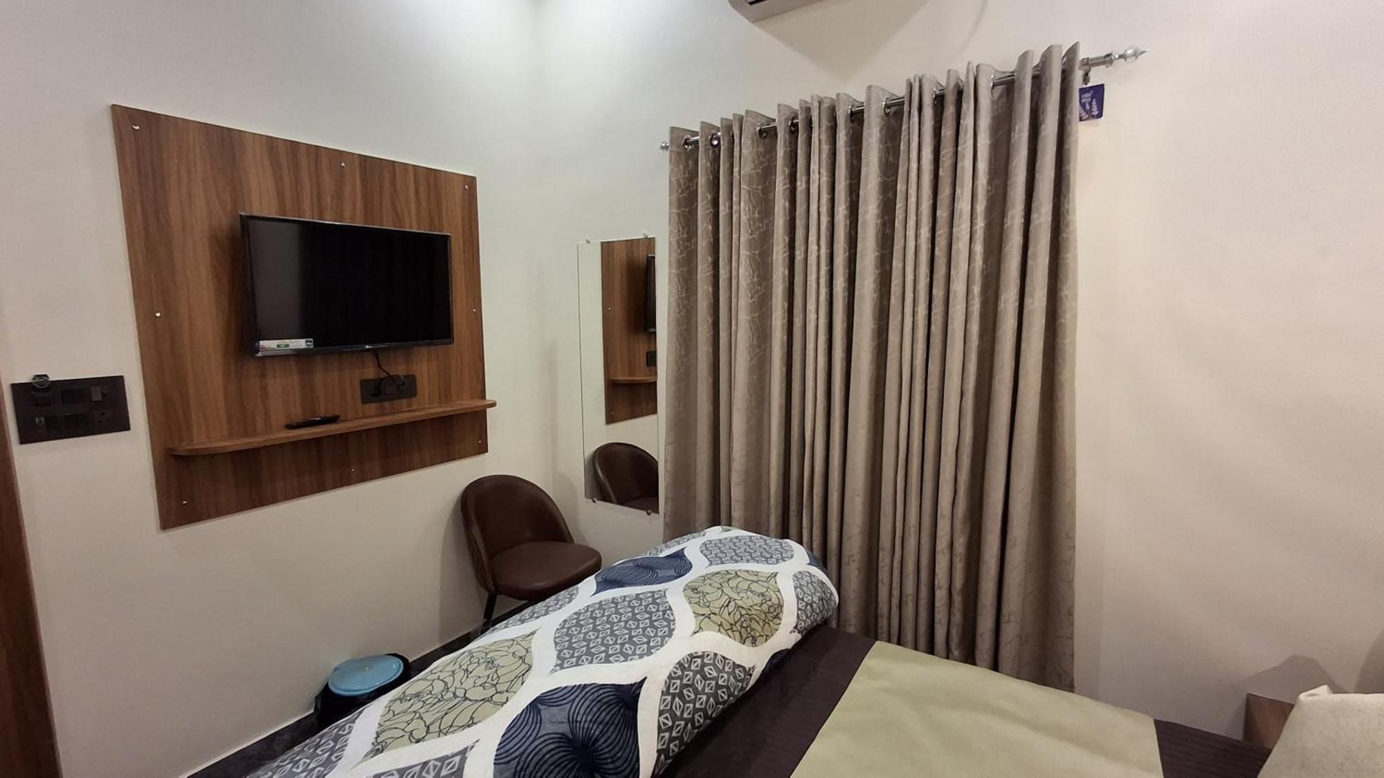 Shri Harihar Dham Hotel Mathura Ngoại thất bức ảnh