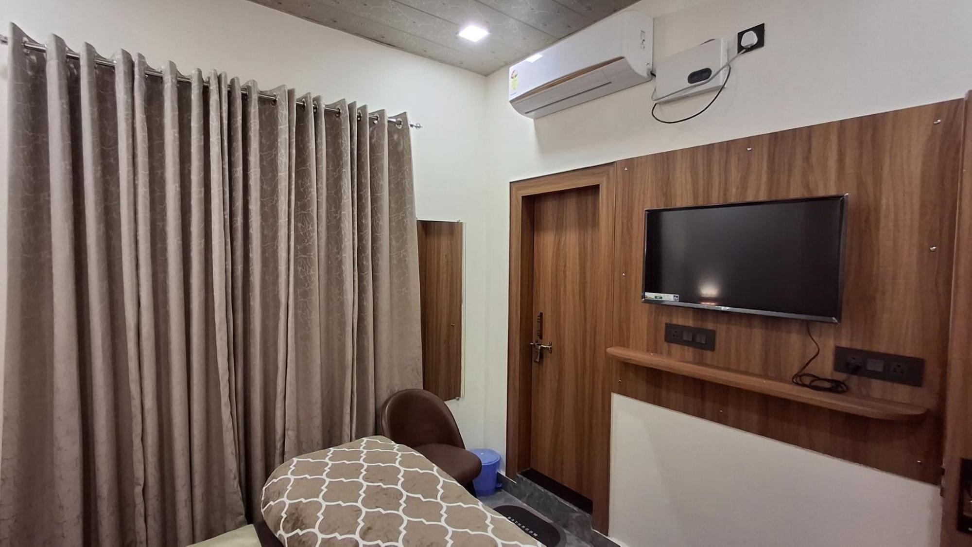 Shri Harihar Dham Hotel Mathura Ngoại thất bức ảnh