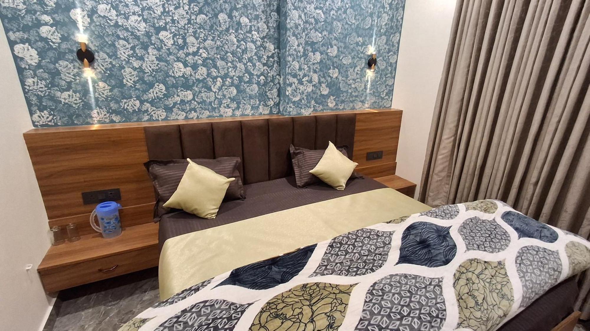 Shri Harihar Dham Hotel Mathura Ngoại thất bức ảnh